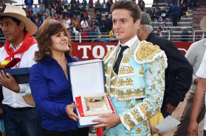 Lama de Góngora recibe el premio al 'Triunfador' de la corrida de toros celebrada en Perú.