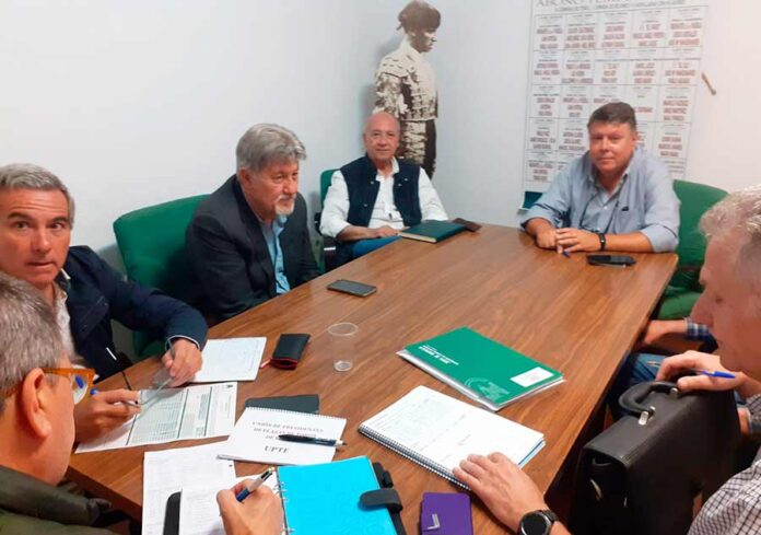 El presidente Gabriel Fernández Rey y su equipo de veterinarios.