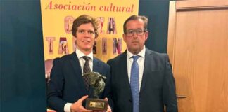 Borja Jiménez recibe el trofeo al ‘Triunfador’ de Cieza
