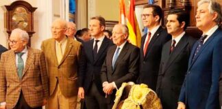 Morante recibe en Madrid un vestido rioja y oro