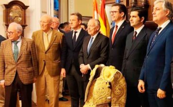 Morante recibe en Madrid un vestido rioja y oro