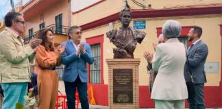 Inaugurado en Camas un busto a Paco Camino