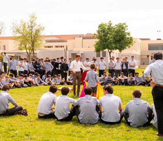 Borja Jiménez acerca el toreo a más de 500 niños sevillanos