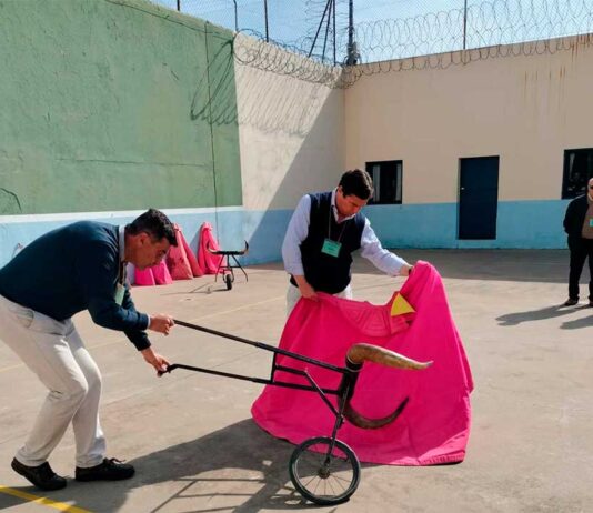 Garzón torea de salón en la cárcel de Sevilla