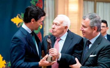 Pablo Aguado recibe el galardón ‘Curro Romero’